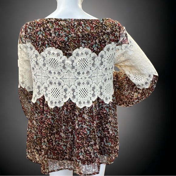 Judith March Blouse Brown w/Floral Print, Lace Accented Top - Picture 3 of 6